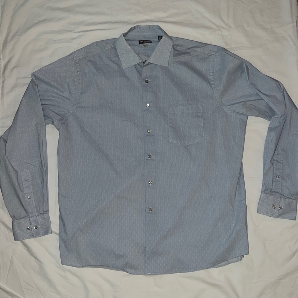 Mens Van Heusen flex regular fit dress shirt.